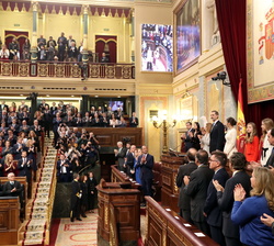 Sus Majestades los Reyes acompañados por la Princesa de Asturias y la Infanta Doña Sofía reciben un caluroso aplauso a su llegada al hemiciclo